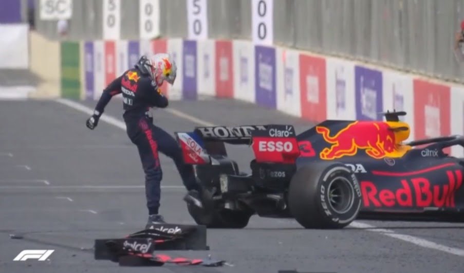 Verstappen chuta carro que teve pneu estourado na F1