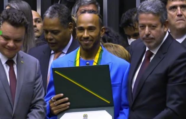 Lewis Hamilton recebe título de cidadão brasileiro