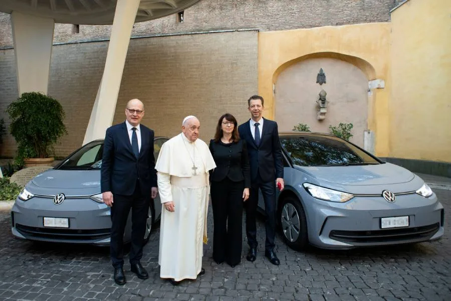 Papa Francisco faz acordo com Volkswagen para trocar frota do Vaticano